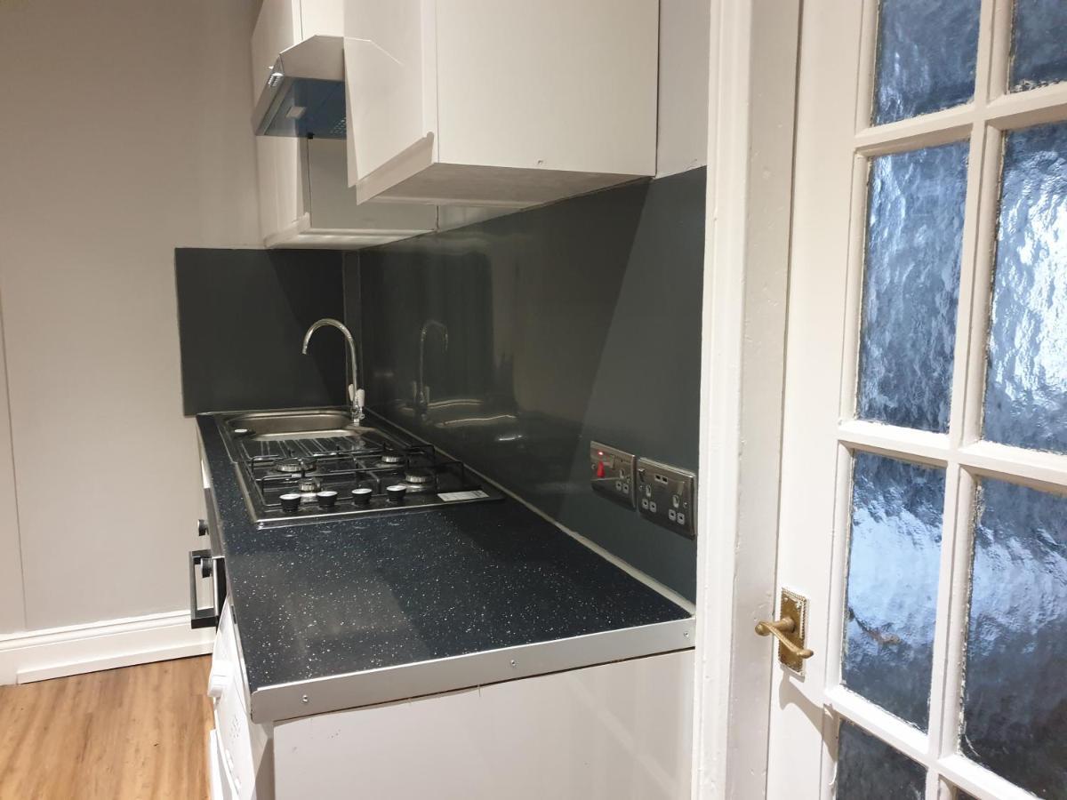 Lovely 1 Bedroom Flat High 3 Mins Away *